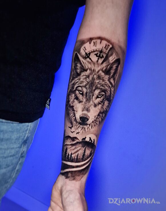 Tatuaż wilk i zegar na przedramieniu w motywie rękawy i stylu abstrakcyjne na przedramieniu