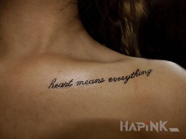 Tattoo Napis in engilsh in lettering motif on the collarbone