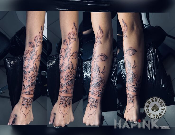 Tattoo Kwiaty in floral motif and graphic / illustrative style on the wrist