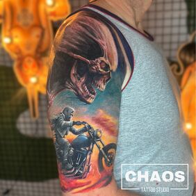 Tatuaż Ghost rider na ramieniu motyw: motoryzacja styl: realistyczne
