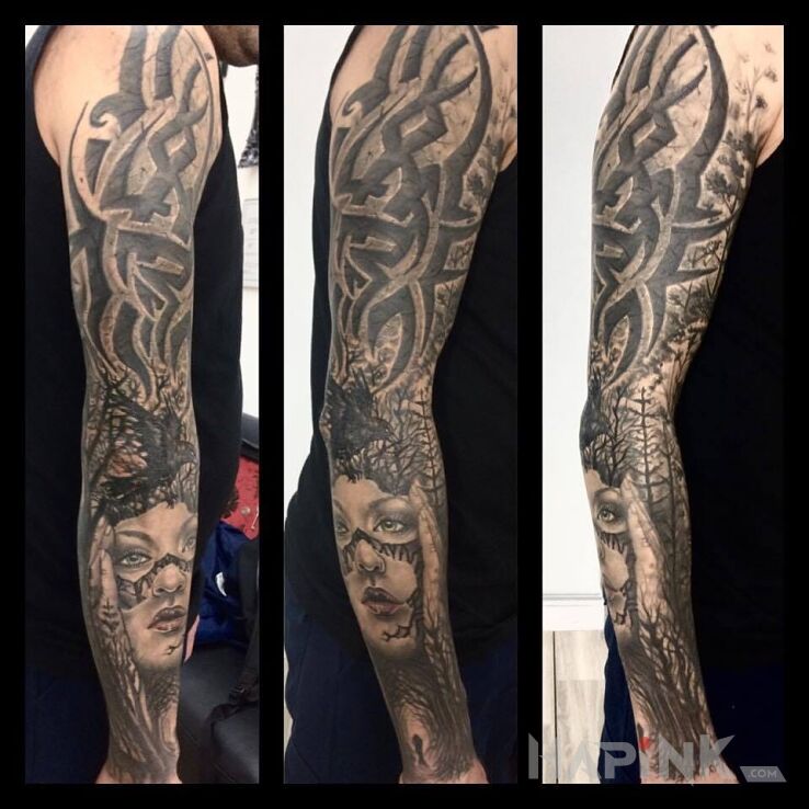 Tattoo Historia nr 2 in sleeves motif on the upper arm