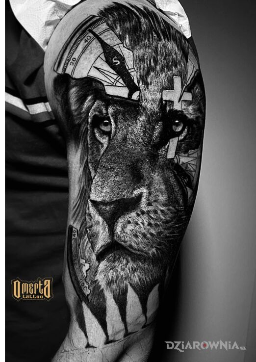 Tatuaż realistyczny lew w motywie zwierzęta i stylu realistyczne na ramieniu