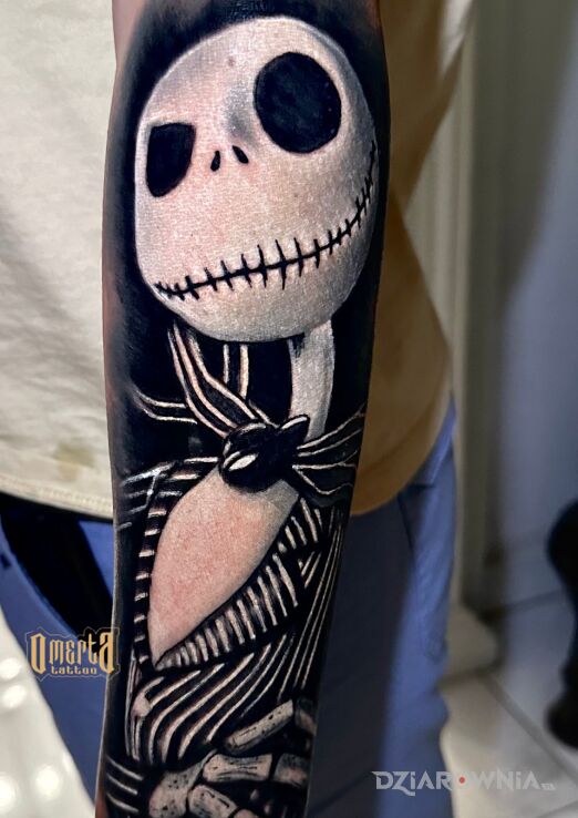 Tatuaż halloween jack w motywie czaszki i stylu graficzne / ilustracyjne na przedramieniu