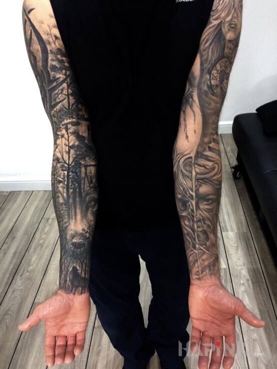 Tattoo Historia 1 i 2:) in sleeves motif on the upper arm