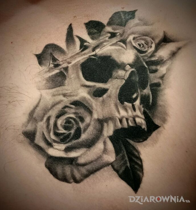 Tatuaż czaszka z różą w motywie kwiaty i stylu realistyczne na klatce