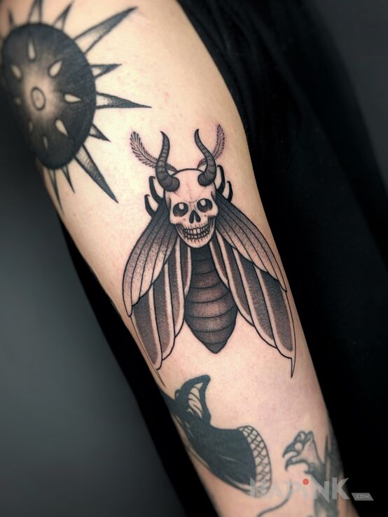 Tattoo Ćma trupia główka in insects motif and graphic / illustrative style on the forearm