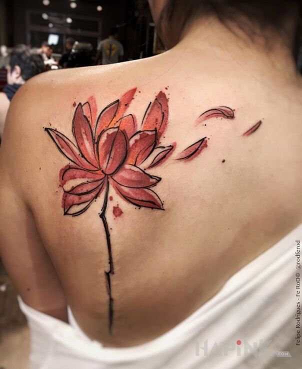 Tattoo Kwiecisty tatuaż in flowers motif on the shoulder blades
