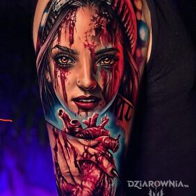 Tatuaż Kobieta z sercem w garści na ręce motyw: twarze styl: realistyczne