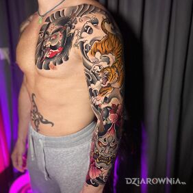 Tatuaż Tatuaż japoński na ramieniu motyw: zwierzęta styl: japońskie / irezumi