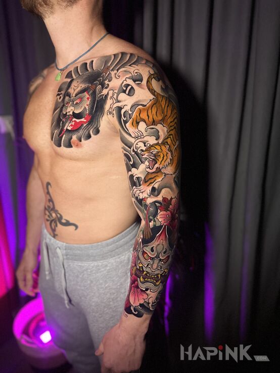 Tattoo Tatuaż japoński in faces motif and japanese / irezumi style on the forearm