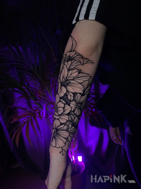 Tattoo Kwiaty in flowers motif and contour / linework style on the forearm
