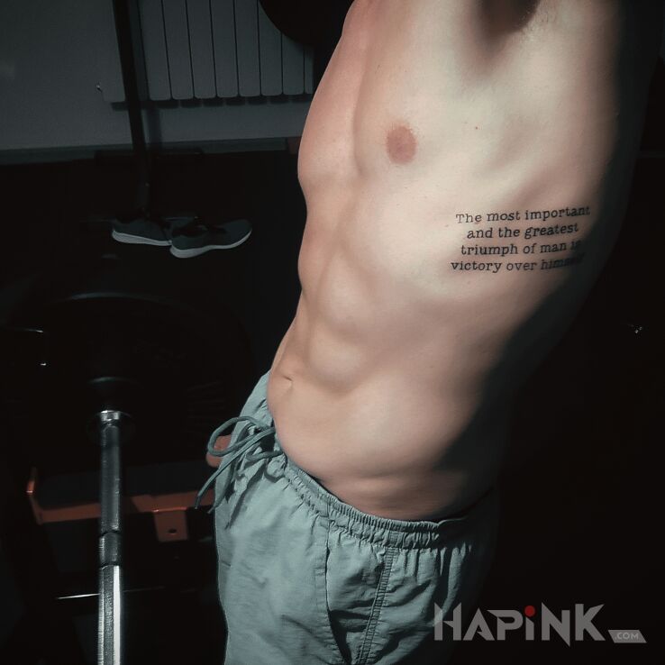 Tattoo Cytat in lettering motif and calligraphy style on the ribs