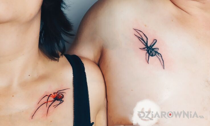 Tatuaż pająki w motywie małe na klatce