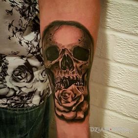 Tatuaż Tatto skull na przedramieniu motyw: kwiaty