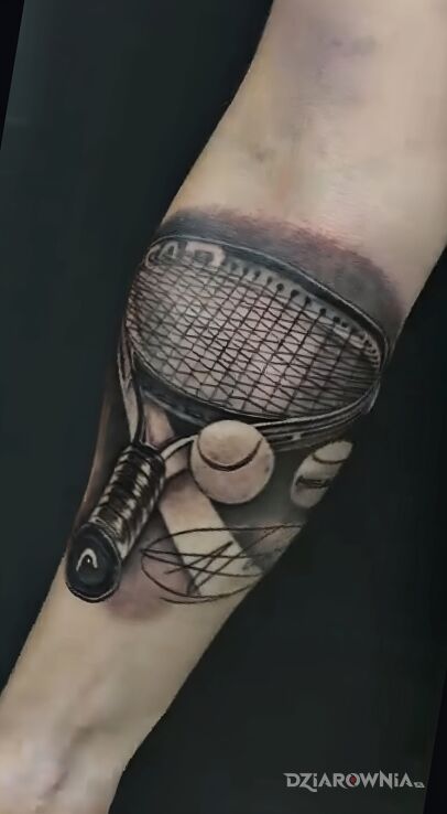 Tatuaż rakieta tenisowa w motywie czarno-szare i stylu realistyczne na przedramieniu