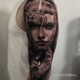 Tatuaż Kobieta z wosku na ramieniu motyw: twarze styl: realistyczne