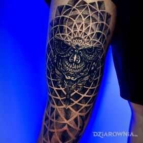 Tatuaż Czaszka z ornamentem na nodze motyw: mandale styl: geometryczne