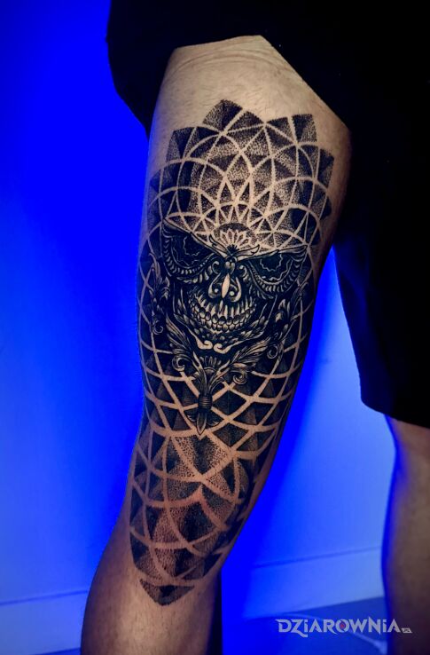 Tatuaż czaszka z ornamentem w motywie santa muerte i stylu geometryczne na udzie