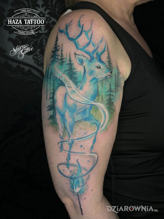 Tatuaż jeleń kolorowy tatuaż w motywie kolorowe i stylu realistyczne na ramieniu