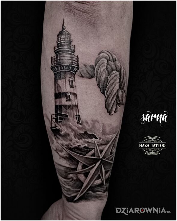 Tatuaż latarnia morze w motywie natura i stylu realistyczne na przedramieniu