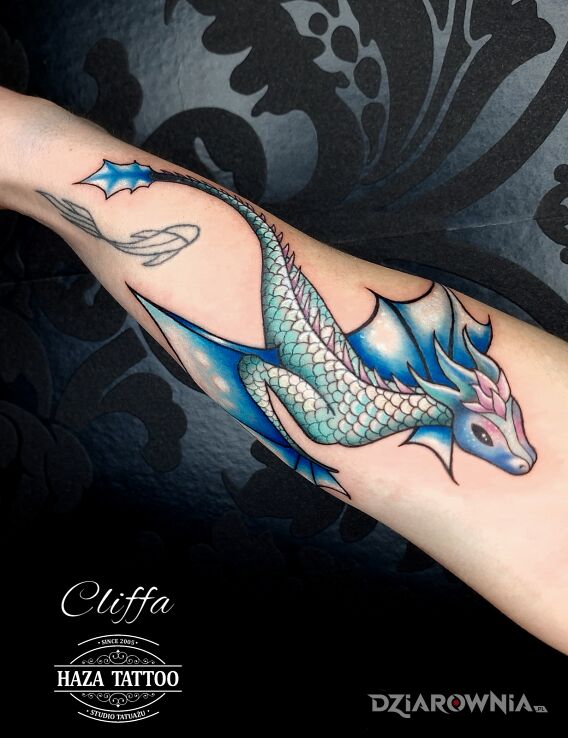 Tatuaż smok w motywie kolorowe i stylu realistyczne na przedramieniu