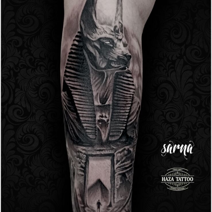 Tatuaż anubis w motywie czarno-szare i stylu realistyczne na przedramieniu