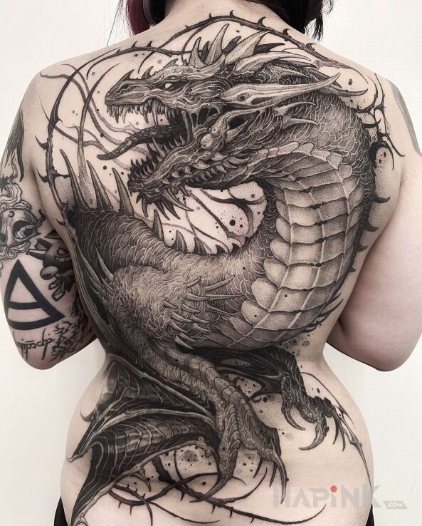 Tattoo Mega smok in dark motif and graphic / illustrative style on the shoulder blades