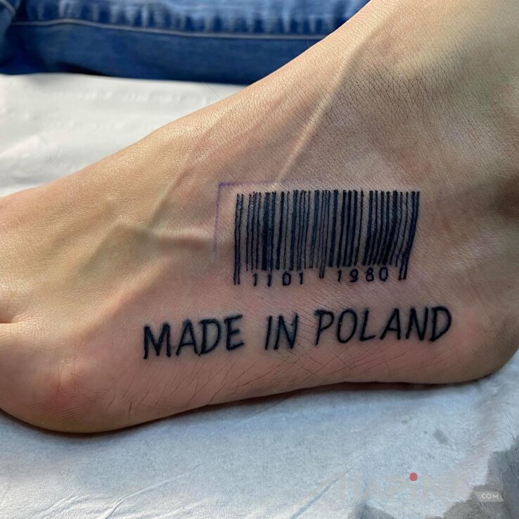 Tattoo Tattoo na stopie in lettering motif on the foot