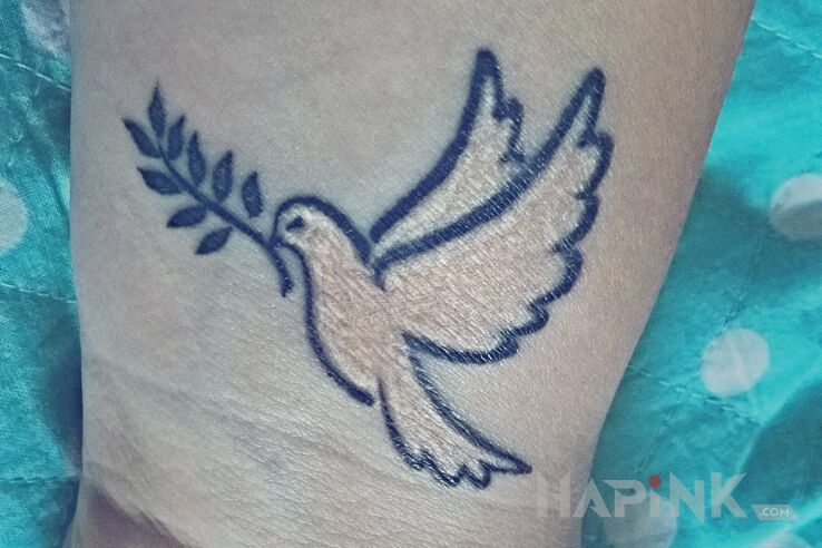 Tattoo Gołąbek in animals motif on the wrist