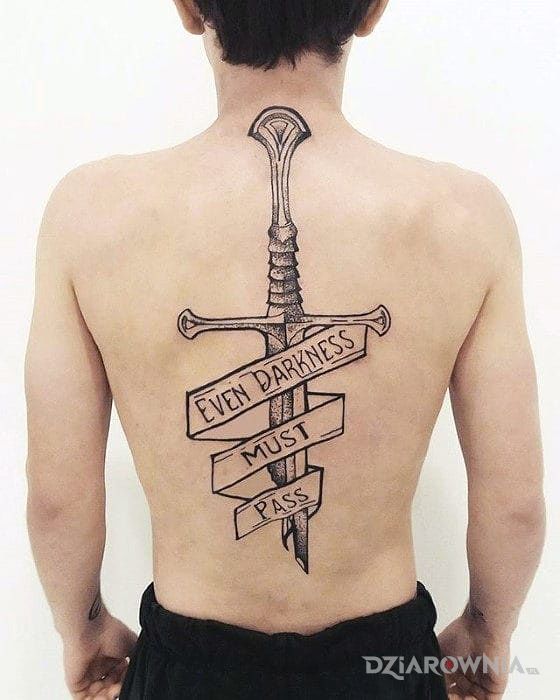 Tatuaż napis i miecz w motywie napisy na plecach