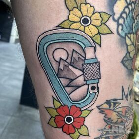Tattoo Old school carabiner on the leg motif: objects style: newschool
