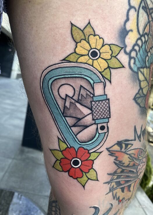 Tattoo Karabinczyk oldschool in colorful motif and newschool style on the leg