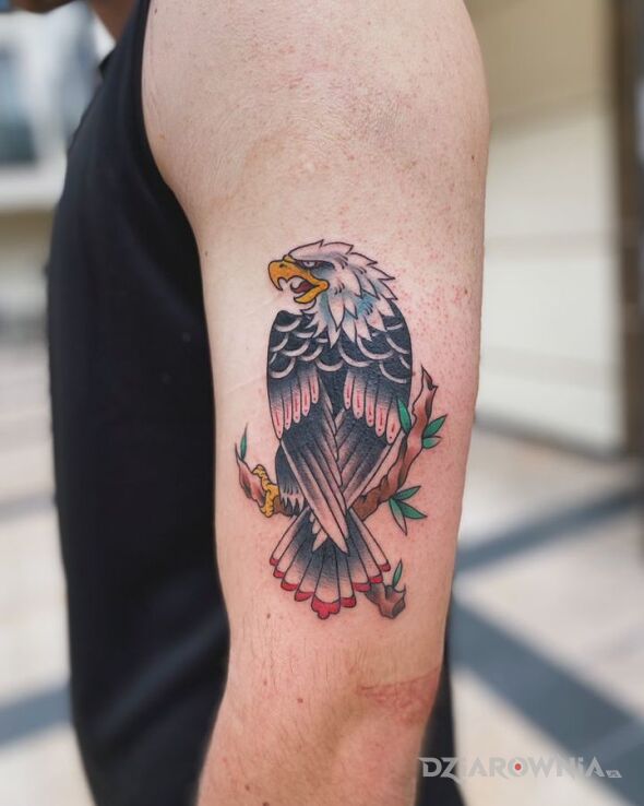 Tatuaż american eagle w motywie więzienne i stylu oldschool na ramieniu