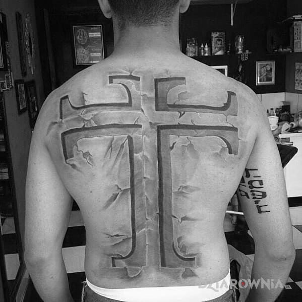 Tatuaż krzyż w motywie 3D na plecach