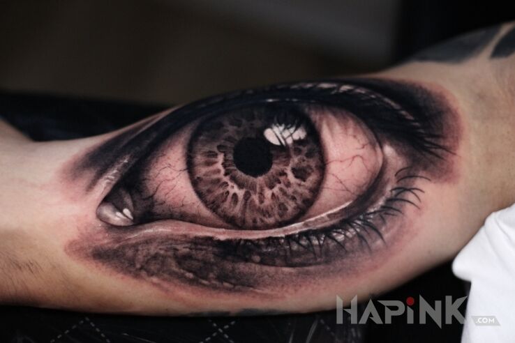 Tattoo Realistyczne oko in black and gray motif and realistic style on the bicep