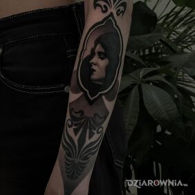 Tatuaż Ornament a w nim kobiecy portret na przedramieniu motyw: ornamenty styl: blackwork / blackout