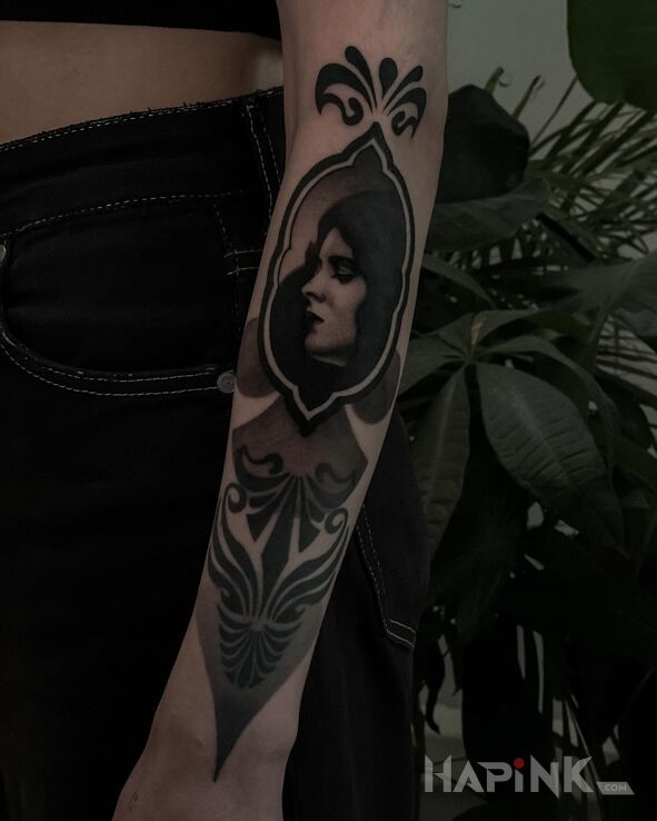 Tattoo Ornament a w nim kobiecy portret in black and gray motif and blackwork / blackout style on the wrist