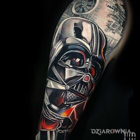 Tatuaż Darth Vader Star Wars na ręce motyw: kosmos styl: realistyczne