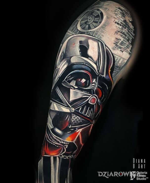 Tatuaż darth vader star wars w motywie science fiction i stylu realistyczne na ramieniu