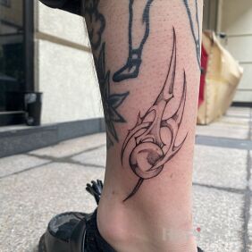 Tattoo Tribal near the ankle motif: black and gray