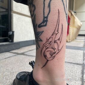 Tatuaż Tribal przy kostce motyw: czarno-szare styl: neo tribal