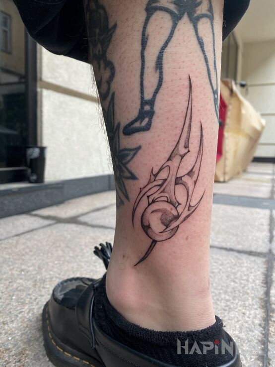 Tattoo Tribal in black and gray motif and neo tribal style on the leg
