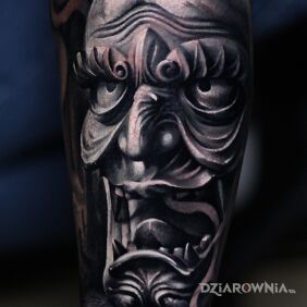 Tatuaż Realistyczna maska  Hannya na bicepsie motyw: mroczne styl: realistyczne