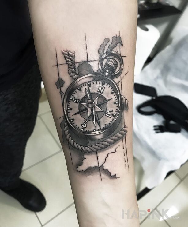 Tattoo Kompas, mapa in objects motif on the forearm
