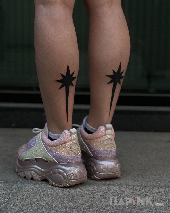 Tattoo Symetryczne gwiazdy in other motif and blackwork / blackout style on the leg