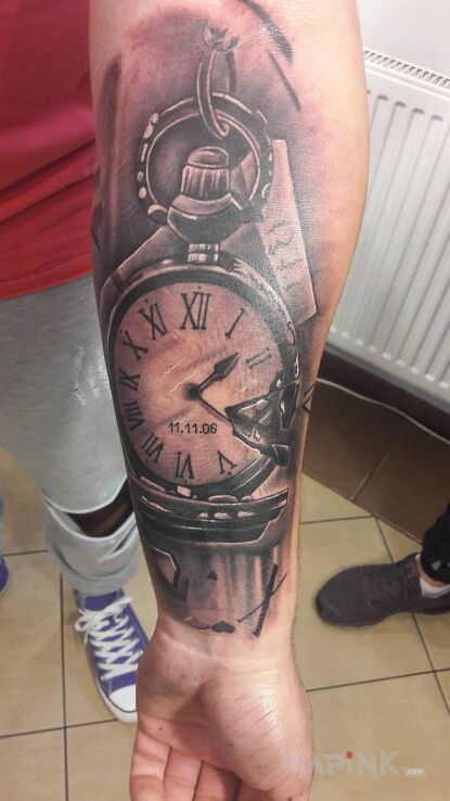 Tattoo Zegar in sleeves motif on the forearm