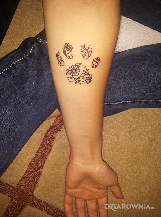 Tatuaż łapka z kwiatów w motywie zwierzęta na przedramieniu