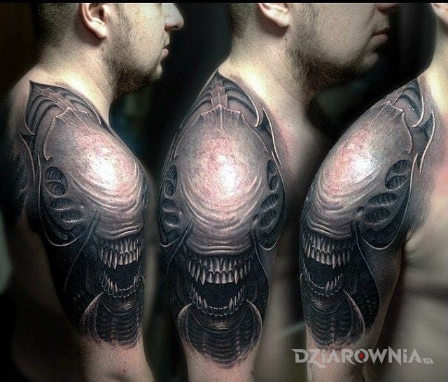 Tatuaż alien w motywie postacie na ramieniu