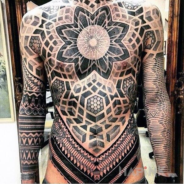 Tattoo Plemienne in 3D motif and geometric style on the stomach