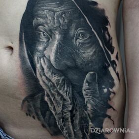 Tatuaż Staruszka na brzuchu motyw: cover up styl: realistyczne